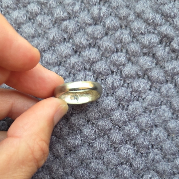 Elegant Silver Ring with Crystal Accent - Picture 4 of 9